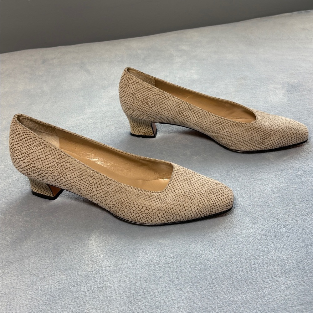 Salvatore Ferragamo Textured Pumps - Picture 3 of 12
